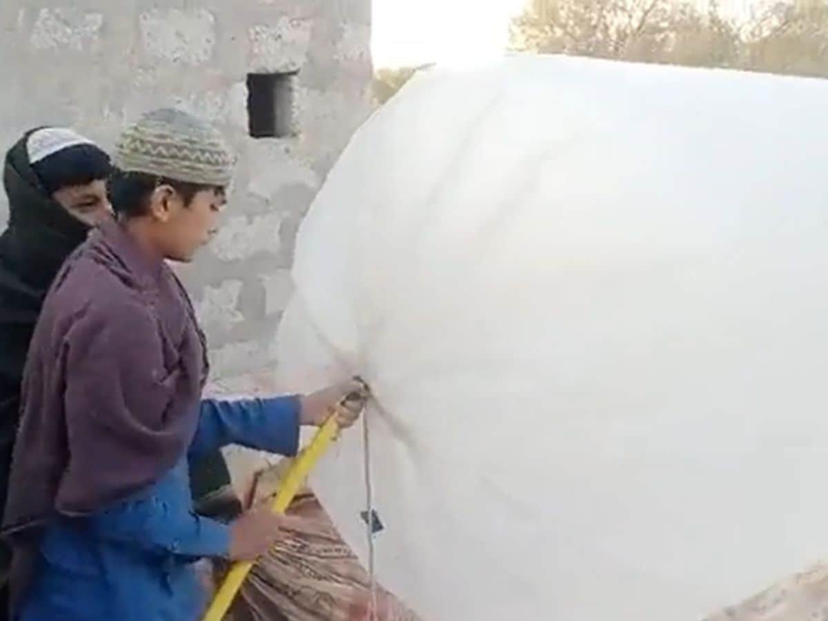पाकिस्‍तान का खतरनाक गैस स‍िलेंडर, प्‍लास्‍टिक की थैलियों में बिक रही रसोई गैस - natural gas sold in plastic bags in pakistan – News18 हिंदी