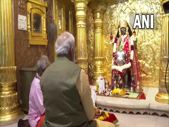 प्रधानमंत्री नरेंद्र मोदी ने अहमदाबाद में मां भद्रकाली मंदिर में पूजा की. ( फोटो-  ANI) 