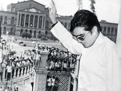 राजेश खन्ना अपने फैंस को देखकर जब रो पड़े थे.  (फोटो साभार: Film History Pics/Twitter)