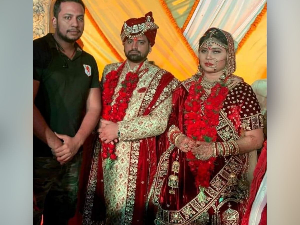  भोजपुरी एक्टर की शादी की फोटो पर तमाम स्टार्स ने ढेरों शुभकामनाएं दी थी. इनकी शादी में ढेरों स्टार्स पहुंचे थे.