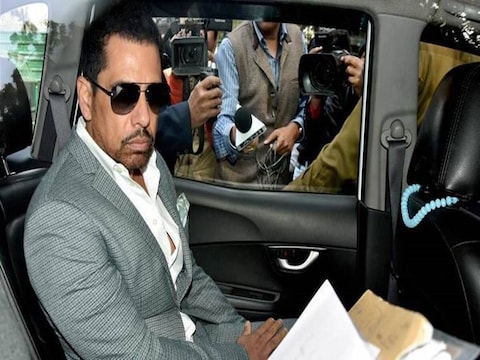 रॉबर्ट वाड्रा व उनकी मां मरीन वाड्रा से जुड़े बीकानेर के कोलायत में सरकारी जमीन खरीद-फरोख्त फर्जीवाड़ा केस में राजस्थान हाई कोर्ट से झटका (File Photo)