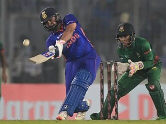  दूसरे स्थान पर भारतीय कप्तान रोहित शर्मा (Rohit Sharma) काबिज हैं. शर्मा ने भारतीय टीम के लिए 148 टी20 इंटरनेशनल मुकाबले खेलते हुए 140 पारियों में 30.82 की औसत से 3853 रन बनाए हैं. इस बीच उम्दा बल्लेबाजी के लिए उन्हें 12 बार 'प्लेयर ऑफ द मैच' का अवॉर्ड दिया गया है. (AFP)