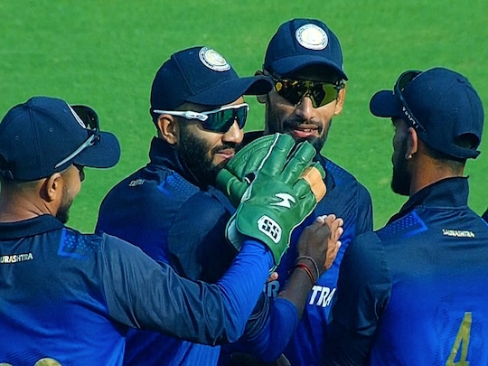 विजय हजारे ट्रॉफी फाइनल में सौराष्ट्र की टीम के खिलाड़ी- twitter BCCI