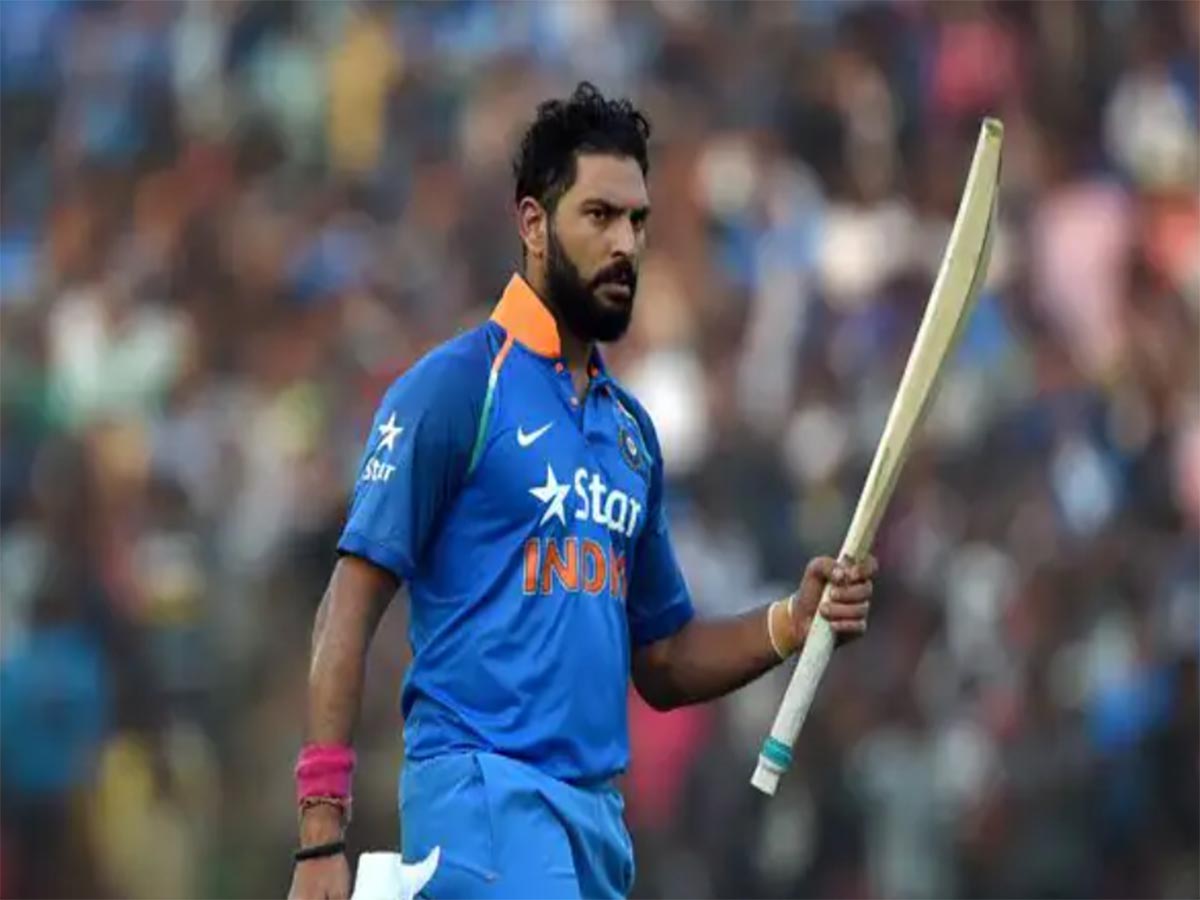  युवराज सिंह: युवराज सिंह ने बल्लेबाजी करते हुए खून की उल्टी के बावजूद 2011 विश्व कप में भारत को एक गेम जीतने में मदद करने के लिए सभी परेशानियों को किनारे रख दिया था. विश्व कप के आखिरी लीग मैच के दौरान चेन्नई के गर्म और उमस भरे मौसम में वेस्टइंडीज के खिलाफ खेल रहे थे. गंभीर 8वें ओवर में आउट हुए और भारत का स्कोर 51-2 था. अब जिम्मेदारी युवराज सिंह और विराट कोहली के कंधों पर थी. दोनों खिलाड़ियों ने भारत को चौथे विकेट के लिए 100 से अधिक रन की साझेदारी करने में मदद की. इसी पारी के दौरान युवराज सिंह का खून बहता देख क्रिकेट जगत सदमे में था, लेकिन क्या युवराज ने हार नहीं मानी थी. इस वक्त युवराज अपने फेफड़ों में बढ़ रहे कैंसर के ट्यूमर से लड़ रहे थे. (PIC: AFP)
