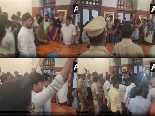 बीएमसी कार्यालय में शिवसेना के ठाकरे-शिंदे गुट में जमकर नारेबाजी हुई, पुलिस ने मामला शांत कराया. (फोटो-वीडियो ग्रैब/ANI)