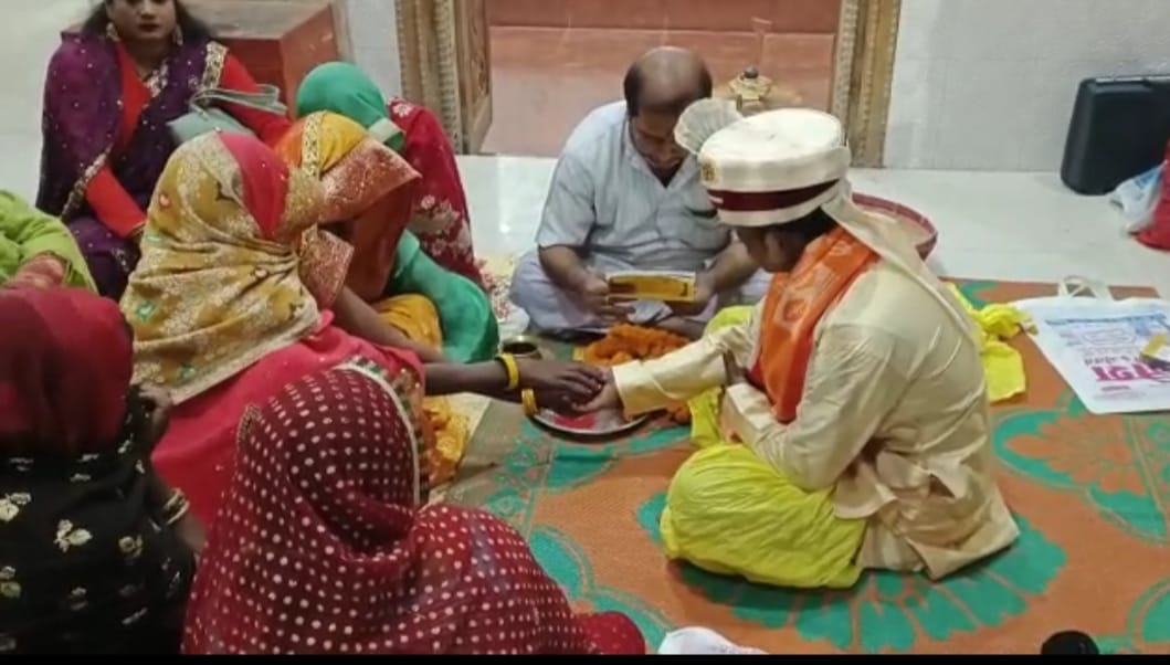  मामले के बारे में बताया जाता है कि भासर मच्छा निवासी प्रमोद सिंह की लड़की चांदनी कुमारी की शादी सहियारा थाना क्षेत्र घोगरहा निवासी प्रकाश महतो के पुत्र गुड्डू कुमार के साथ तय हुई थी. बाराती जब लड़कीवाले के दरवाजे पर पहुंची तब बाराती का वधु पक्ष की ओर से स्वागत सत्कार किया गया.