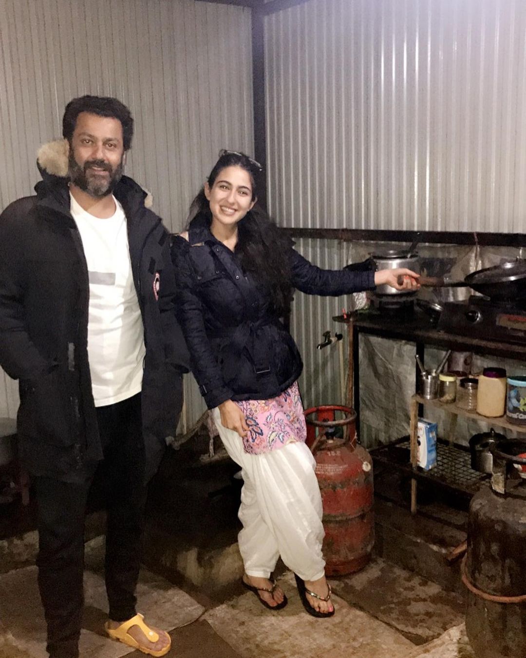 7 दिसंबर 2018 में रिलीज हुई फिल्म ‘केदारनाथ’ के 4 साल पूरा होने पर सारा ने तस्वीरों को शेयर कर भावुक कर देने वाला नोट लिखा. सारा ने लिखा ‘4 साल पहले मेरा सबसे बड़ा सपना सच हुआ था. आज भी ये एक सपने जैसा ही लगता है और अब शायद रहेगा. मैं अगस्त 2017 में वापस में जाने के लिए कुछ भी करूंगी और फिल्म के हर सीन को फिर से शूट करुंगी, हर पल को फिर से जीऊंगी, संगीत, फिल्मों, किताबों, जीवन, एक्टिंग, स्टार्स और आसमान के बारे में सुशांत से बहुत कुछ सीखा है. (फोटो साभार: saraalikhan95/Instagram)