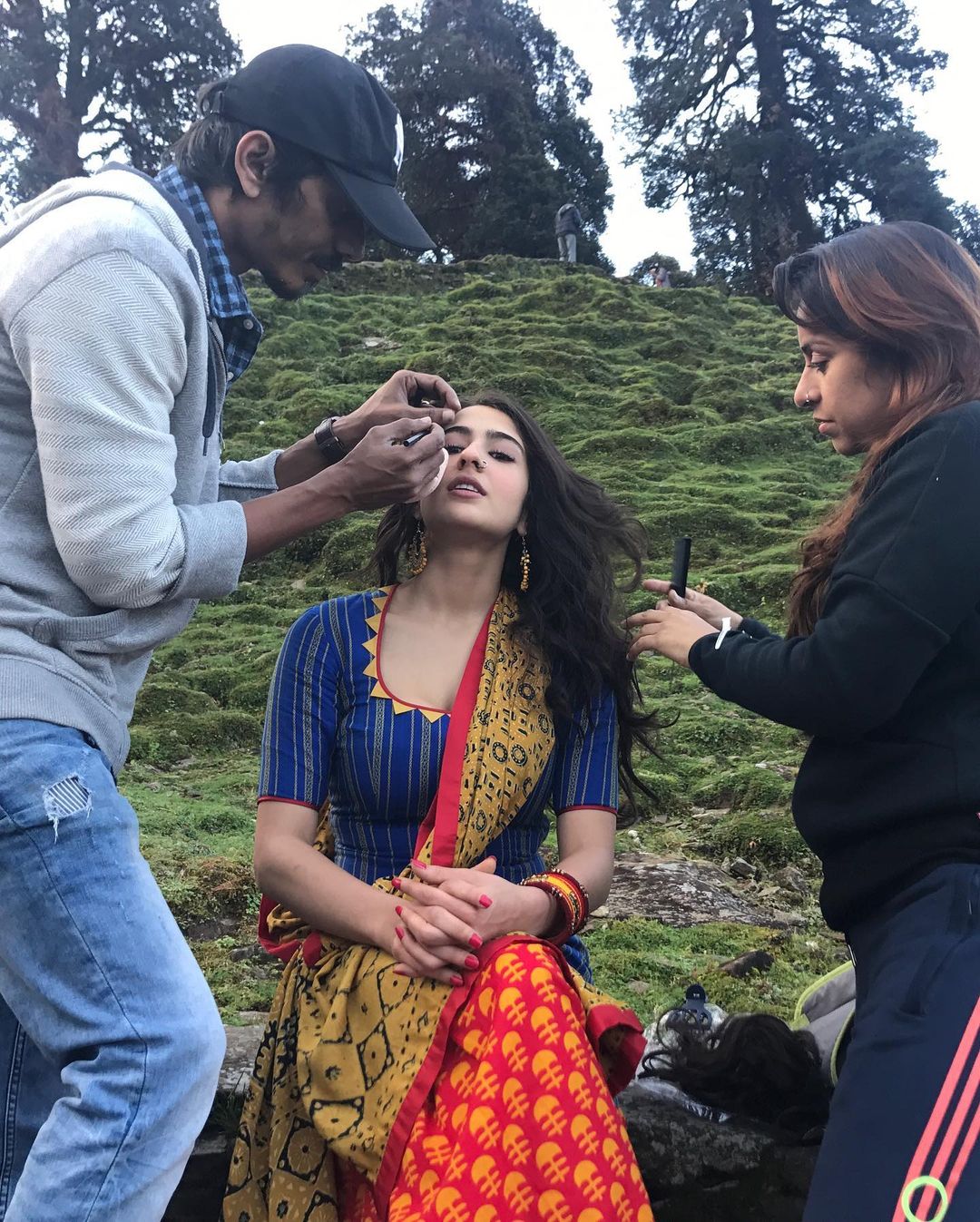 सारा आगे लिखती हैं जय भोलेनाथ..और आज की रात चांद अपनी पूरी चमक के साथ चमकेगा. मैं जानती हूं सुशांत अपने फेवरेट चांद के पास हैं, चमकीले सितारों की तरह चमक रहे जो हमेशा थे और रहेंगे, केदारनाथ से एंड्रोमेडा तक’. (फोटो साभार: saraalikhan95/Instagram)