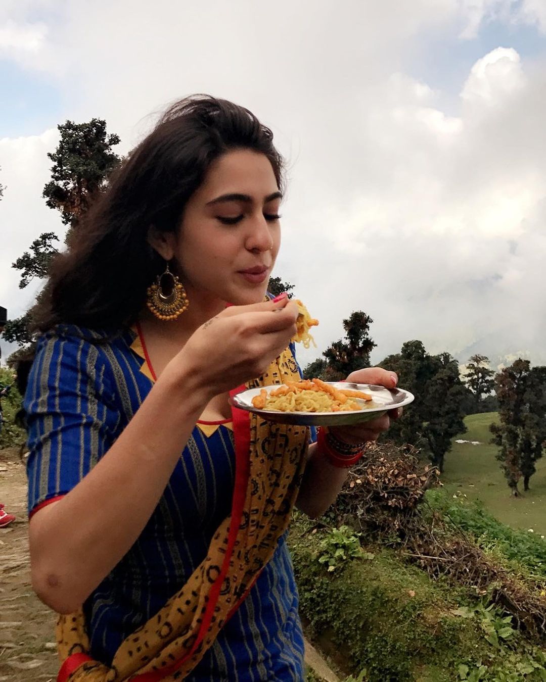 सारा अली खान आगे लिखती हैं ‘हर सूर्योदय, सूर्यास्त और मूनराइज की गवाह बनी. नदी की आवाज सुनी, मैगी और कुरकुरे के हर प्लेट का आंनद उठाया. (फोटो साभार: saraalikhan95/Instagram)