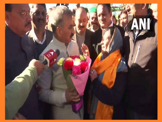 सुखविंदर सिंह सुक्खू ने कहा कि जो प्रदेश में पार्टी को आगे लेकर चलती हैं वो हमारी प्रदेश अध्यक्ष हैं. 