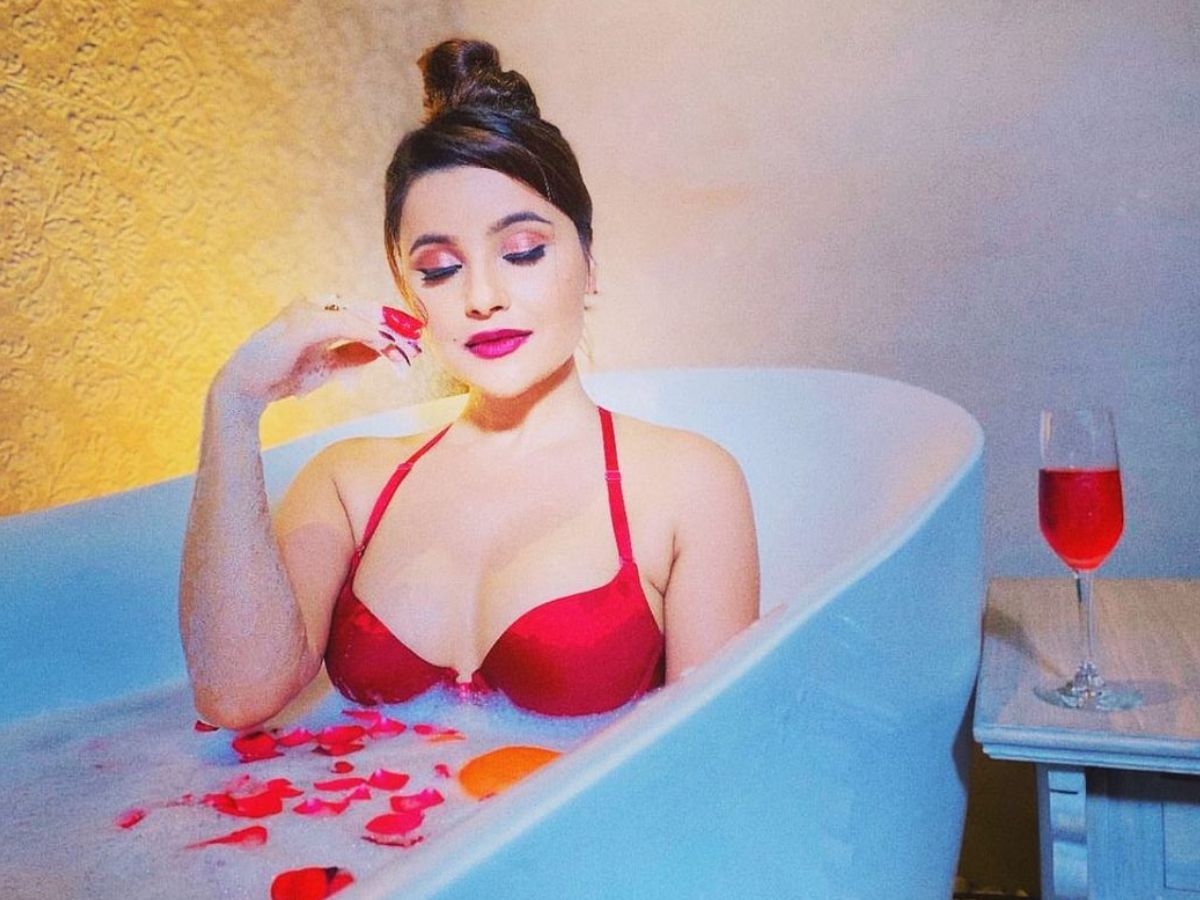 Yes, the Sushma officer has shared a photo on her Instagram ( Sushma Adhikari Instagram Pics ) account, in which anyone will be watching if she looks at them. Danka is playing in the banquet of this actress from Nepal. Amazing fan following among his Bhojpur audience. In such a situation, he has created a ruckus on the internet by sharing this look from the bathtub.