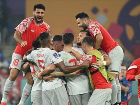 स्विट्जरलैंड ने सर्बिया को हराकर प्री क्वार्टर फाइनल में मारी एंट्री. (AFP)  