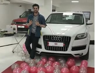  बिग बॉस फेम राकेश बापट ने फरवरी 2022 में एक शानदार नई Audi Q7 खरीदी थी. उनके लग्जरी कारकी कीमत 82.49 लाख रुपये से 90 लाख रुपये के बीच है.