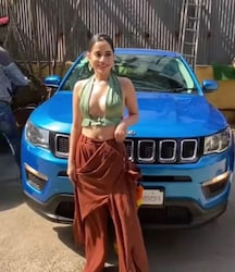  बिग बॉस ओटीटी (Bigg Boss OTT) फेम उर्फी जावेद (Urfi Javed) हाल ही में भी अपने गैराज में एक नई जीप कंपास का स्वागात किया था. इसकी कीमत 18.04 लाख रुपये से शुरू होकर 29.59 लाख रुपये तक जाती है.
