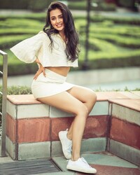  उन्होंने 5 अलग-अलग पोज में अपनी ये फोटोज खिंचवाईं, जिस पर उनके चाहने वाले उनकी खूबसूरती पर फिदा हो गए. (फोटो साभारः Instagram @tejasswiprakash)
