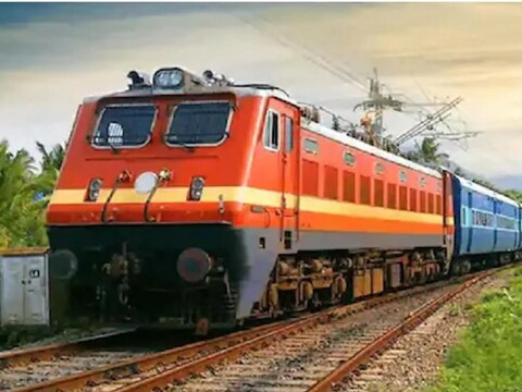 दिल्ली- रोहतक रेल मार्ग पर करीब आधा दर्जन ट्रेनें कोहरे की वजह से अपने निर्धारित समय से लेट चल रही हैं. 
