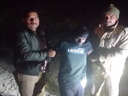 मुठभेड़ में पुलिस की गोली से शातिर इनामी बदमाश घायल हो गया, जिसे उपचार के लिए अस्पताल में भर्ती कराया गया है.