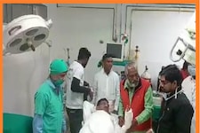 भारत जोड़ो यात्रा: दिग्विजय सिंह के बाद अब पूर्व MP रघुवीर मीणा सड़क पर गिरे
