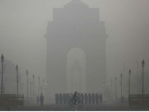 दिल्ली में इन दिनों ठंड और कोहरा बढ़ने के साथ वायु प्रदूषण का स्तर भी बढ़ गया है. (News18)