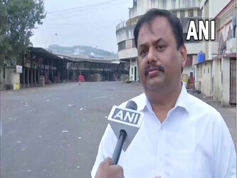  एनसीपी के पुणे अध्यक्ष प्रशांत जगताप ने बताया, "यह महाराष्ट्र का अपमान है.बीजेपी को छोड़कर सभी पार्टियों ने बंद का समर्थन किया है." आपको बता दें कि महाराष्ट्र के राज्यपाल भगत सिंह कोश्यारी ने एक विश्वविद्यालय के दीक्षांत समारोह में छत्रपति शिवाजी को लेकर एक विवादित बयान दिया था. उन्होंने शिवाजी को पुराने जमाने का आदर्श बताया था. जिसके बाद से महाराष्ट्र में लगातार विपक्षी दल उनका विरोध कर रहे हैं. (Image: ANI)