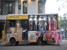 Boutique On Wheels: चेन्नई में लोगों के दरवाजे तक फैशन के सामान ले जाती है बस