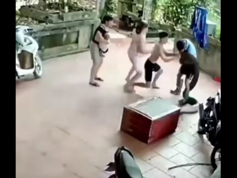 सौ.इंस्टाग्राम/laris_a9393: पालतू अजगर ने पकड़ लिया मालिक का माथा, छुड़ाने छूट गए परिवार के पसीने
