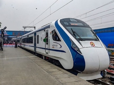 हावड़ा-न्यू जलपाईगुड़ी रूट पर वंदे भारत ट्रेन को 30 दिसंबर को हरी झंडी दिखाएंगे. (फोटो-न्यूज़18)