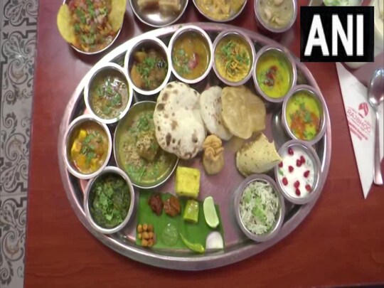 रेस्टोरेंट का अनोखा ऑफर सुन लग गई लोगों की भारी भीड़. (Credit-ANI)