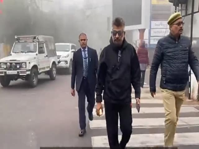 Y सिक्योरिटी के साथ विवेक अग्निहोत्री, यूजर्स ने कहा- टैक्स के पैसे से दिखावा Y सिक्योरिटी के साथ विवेक अग्निहोत्री, यूजर्स ने कहा- टैक्स के पैसे से दिखावा