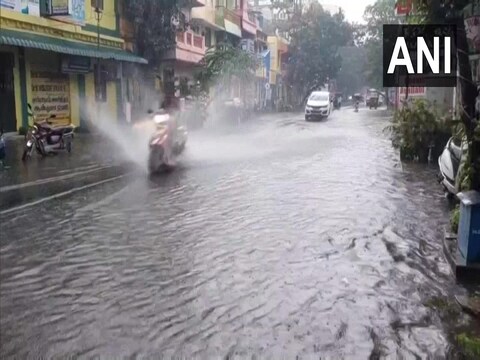 भारी बारिश के कारण पुडुचेरी के कुछ हिस्सों में जलभराव देखा गया. (ANI)
