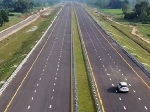 यमुना एक्सप्रेस-वे (Yamuna Expressway) पर वाहनों की गति सीमा कम करने के बावजूद वाहन चालक उसका पालन नहीं कर रहे हैं. दो दिन के अंदर 4 हजार से ज्यादा वाहन चालकों ने नियमों का उल्लंघन किया है.  (News18.com)