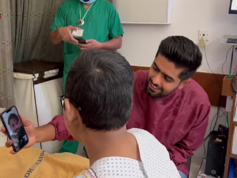 बाबर आजम अपने फैन से मिलने हॉस्पिटल पहुंचे. (PCB Twitter)