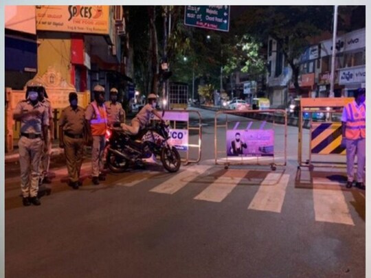 बेंगलुरु में पेट्रोलिंग कर रहे दो पुलिसकर्मियों ने एक कपल से एक हजार रुपये वसूल लिया. (सांकेतिक तस्वीर)