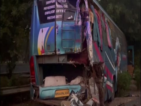 Greater Noida Expressway Accident: दो बसों की टक्कर में तीन की मौत (PHOTO: ANI)