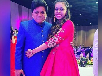  हाल ही में कॉमेडियन अली अल्लुडू के बैकग्राउंड को लेकर कई खबरें सामने आईं. हर कोई सोचता था कि उनकी बेटी की शादी जिससे हुई है तो डॉक्टर होगा. बता दें कि अली की बड़ी बेटी फातिमा ने हाल ही में डॉक्टरेट की पढ़ाई पूरी की है. अली परिवार के पहले डॉक्टर हैं और खबरें थीं कि उनके दामाद शहयाज भी डॉक्टर हैं, लेकिन अब पता चला है कि इसमें कोई सच्चाई नहीं है.