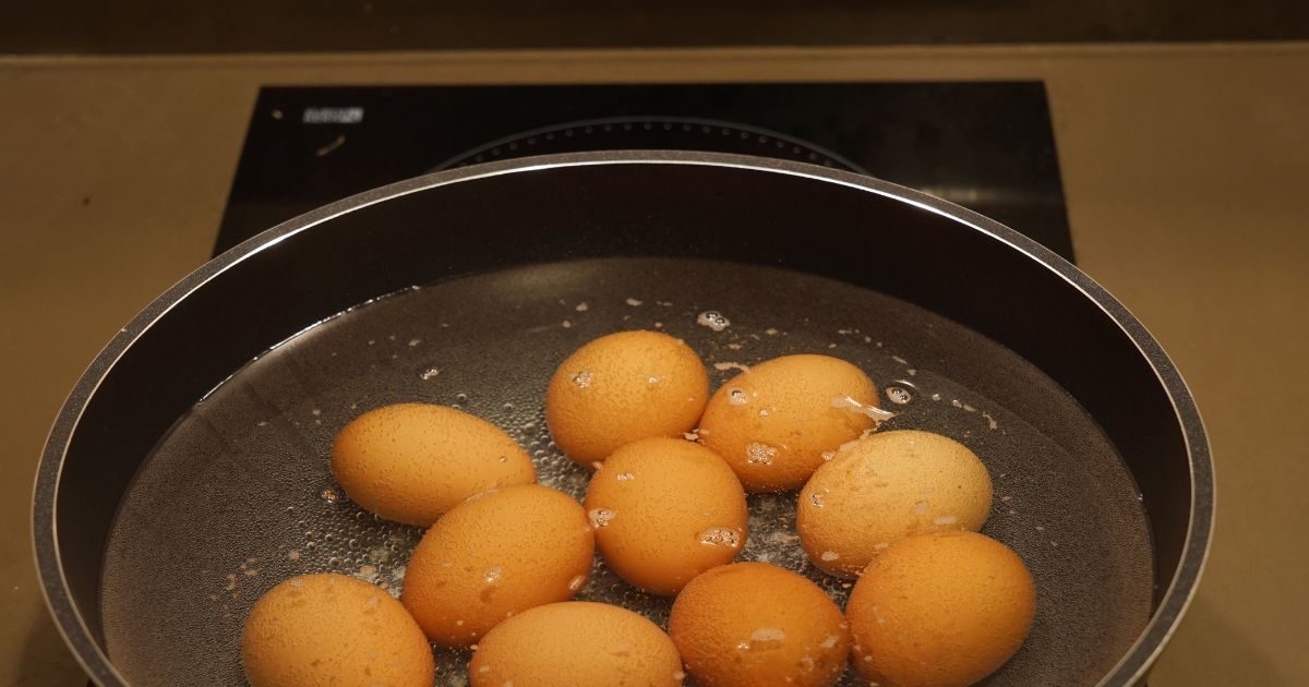 बर्तनों से अंडे की बदबू दूर करने के लिए इन नुस्खों की लें मदद, चुटकियों