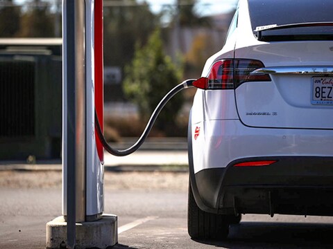 ऐसी कई कंपनियां हैं जो डीजल-पेट्रोल कारों के लिए इलेक्ट्रिक किट उपलब्ध कराती हैं. 