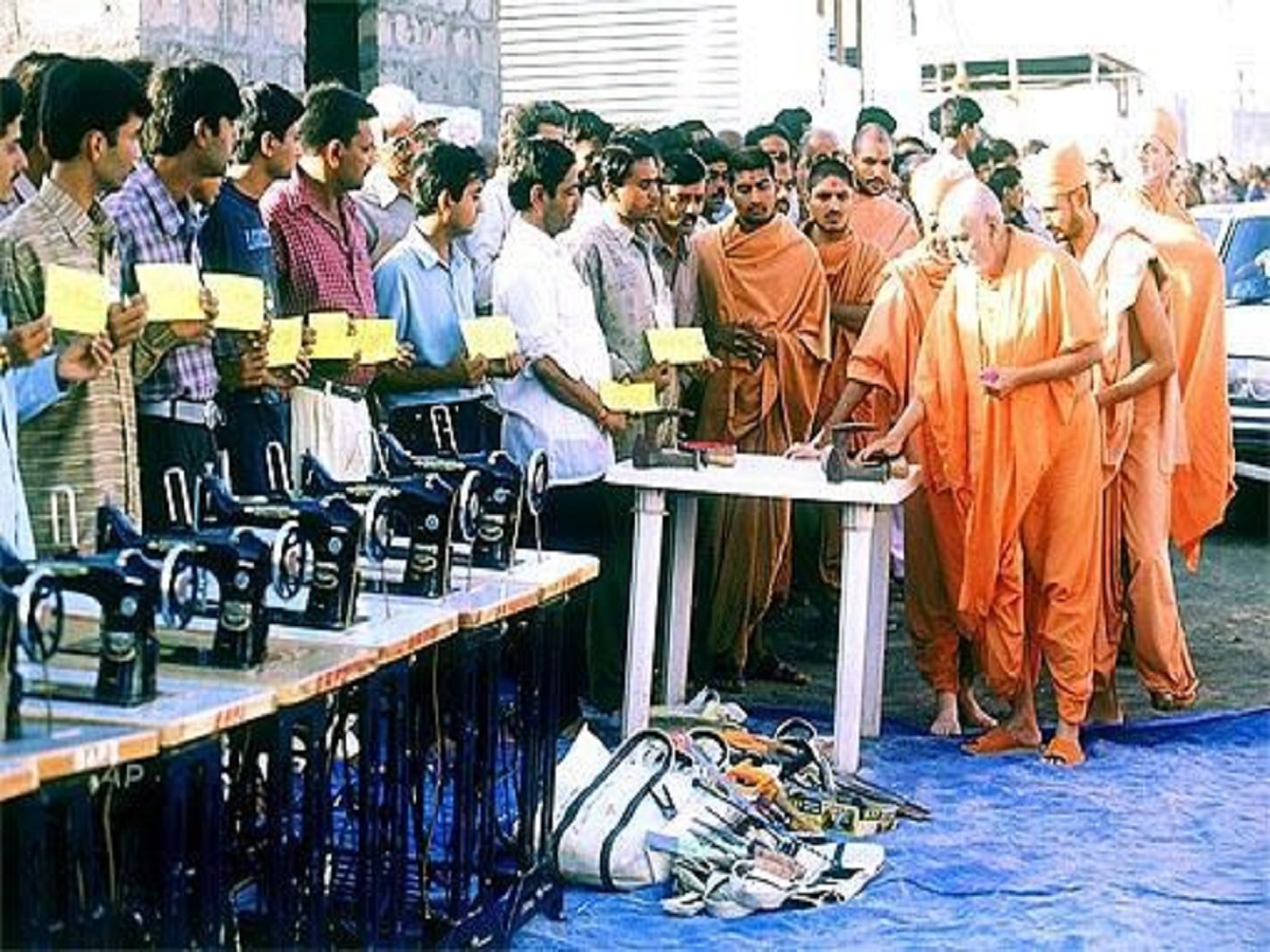  गुजरात में 2001 में आए भूंकप के बाद बीएपीएस ने लोगों को जीविकोपार्जन के लिए सिलाई मशीन व अन्‍य जरूरी सामान उपलब्‍ध कराया, जिससे प्रभावित लोगों को जीवन चलाने में परेशानी न हो. स्‍वयं प्रमुख स्‍वामीजी महाराज ने प्रभावित इलाकों में जाकर सिलाई मशीनें व अन्‍य उपकरण बांटे.