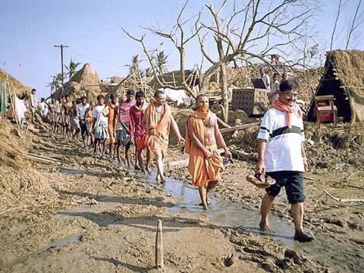  उड़ीसा में 1999 में आए चक्रवात के बीएपीएस के संत और स्‍वंय सेवकों ने पैरों की परवाह न करते हुए नंगे पैर कीचड़ में प्रभावित इलाकों में घूम-घूम कर लोगों की सेवा की.