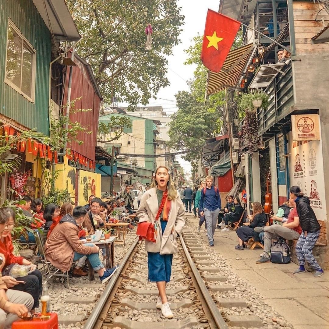  Train Street Hanoi, hanoi train street photos, top 10 tourist attractions, azab gazab news, trending news, Most Beautiful Train Routes, Best Train Routes in world, street train vietnam, viral news, ट्रेन स्ट्रीट हनोई, ट्रेन स्ट्रीट की तस्वीरें, दुनिया के खूबसूरत रेल मार्ग, सबसे बेहतरीन रेल मार्ग, अजब गजब न्यूज, ट्रेंडिंग न्यूज, वायरल न्यूज, टूरिस्ट डेस्टिनेशन 