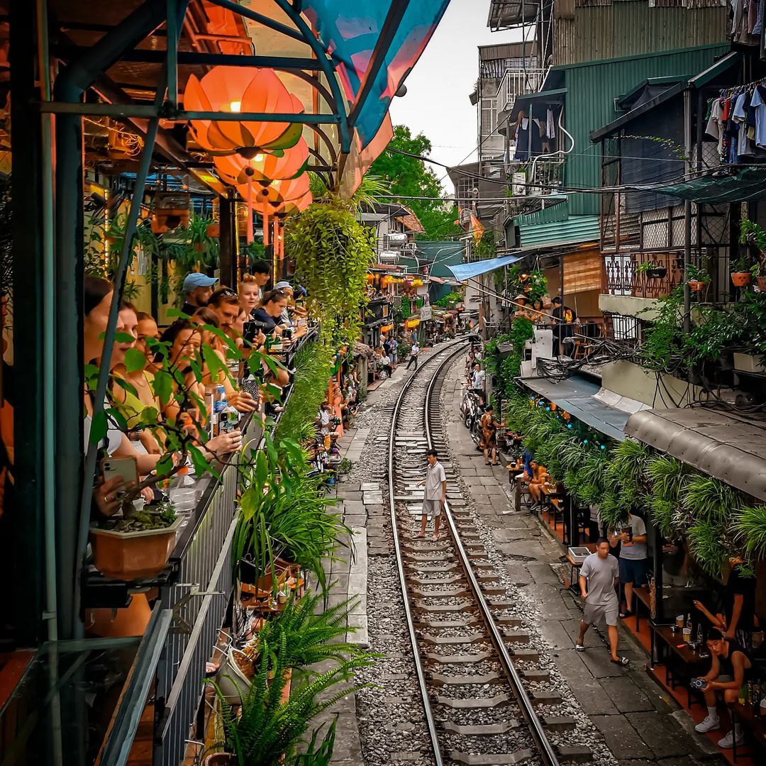  Train Street Hanoi, hanoi train street photos, top 10 tourist attractions, azab gazab news, trending news, Most Beautiful Train Routes, Best Train Routes in world, street train vietnam, viral news, ट्रेन स्ट्रीट हनोई, ट्रेन स्ट्रीट की तस्वीरें, दुनिया के खूबसूरत रेल मार्ग, सबसे बेहतरीन रेल मार्ग, अजब गजब न्यूज, ट्रेंडिंग न्यूज, वायरल न्यूज, टूरिस्ट डेस्टिनेशन 