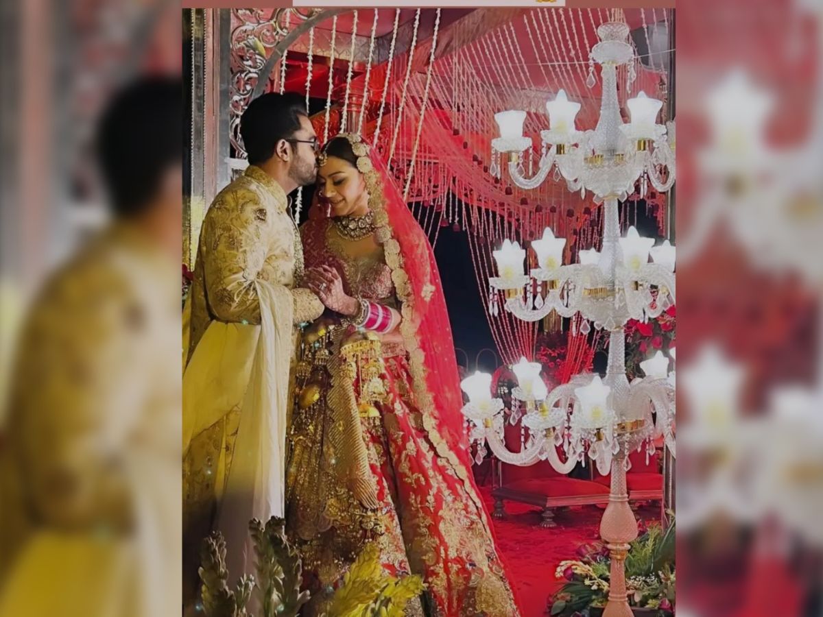  हंसिका और सोहेल ने परिवार के सदस्यों और करीबी दोस्तों की उपस्थिति में एक पारंपरिक भारतीय शादी की है. (Photo Source- Instagram)