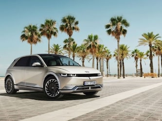  ह्युंडई ने आयोनिक 5 की बुकिंग हालांकि अपनी वेबसाइट https://ioniq5.hyundai.co.in/ पर शुरू कर दी थी और ये 21 दिसंबर तक चली. जहां पर 1 लाख रुपये के टोकन अमाउंट पर इसे बुक किया जा सकता था. इस कार का सबसे बड़ा अट्रैक्‍शन इसकी रेंज है. ये कार सिंगल चार्ज पर 631 किमी. की रेंज देगी.