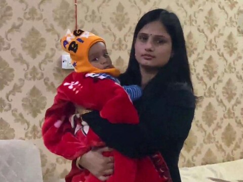 Greater Noida: SHO की पत्नी ज्योति सिंह ने बच्ची को फीडिंग कराकर उसकी जान बचाई (Photo: ANI)