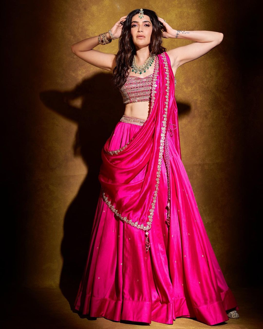  करिश्मा तन्ना चमकीले गुलाबी लहंगे में बेहद खूबसूरत लग रही हैं. (फोटो साभार: Instagram@karishmaktanna)