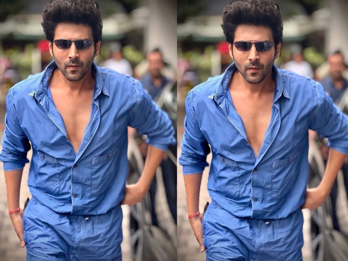 आप डेनिम पैंट और ट्राउजर या पैंट पहनकर बहुत कूल लग सकते हैं. ध्यान रहे कि टॉप और बॉटम ऑउटफिट का कलर सेम हो.(Image-Instagram/kartikaaryan)