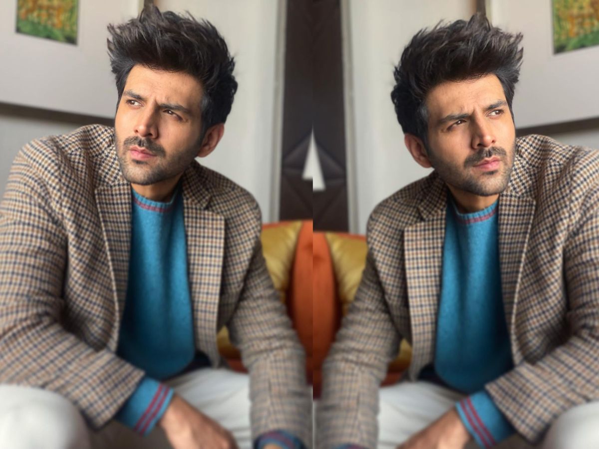 आप चेक या बॉक्स प्रिंट ब्लेजर के नीचे कलर्ड टीशर्ट पहन सकते हैं और इसके साथ सफेद रंग की पैंट, जीन्स या ट्राउजर कैरी करें.(Image-Instagram/kartikaaryan)