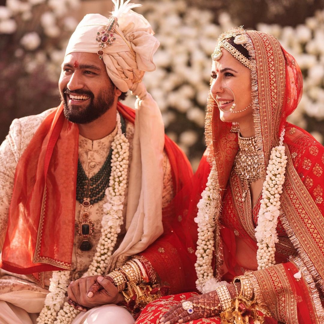  सलमान खान और रणबीर कपूर से रिलेशनशिप के बाद कैटरीना को विक्की में परफेक्ट पार्टनर दिखे और उन्होंने उनसे शादी करने का फैसला किया. दोनों ने 9 दिसम्बर 2021 को सवाईमाधोपुर के एक रिसोर्ट में शादी की थी. (फोटो साभार: कैटरीना कैफ इं​स्टाग्राम)