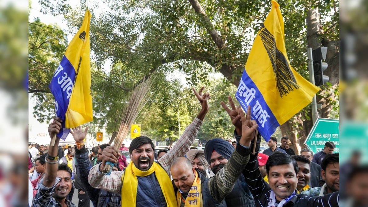 दिल्ली MCD में 15 साल बाद AAP का कब्जा कार्यकर्ताओं ने ऐसे मनाया जीत का जश्न देखें PHOTOS