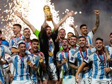 FIFA World Cup Final  : मेसी ने ट्रॉफी लेते वक्‍त क्‍यों पहना था काला गाउन?